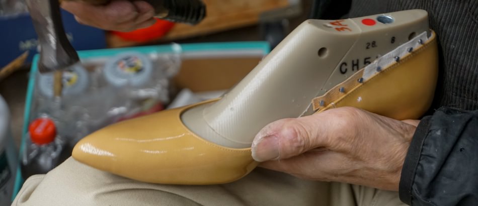 写真：靴型（生産用木型）にセットした中底に甲革を固定する作業が終わったところ