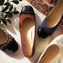 エナメル＋リボンの幅狭バレエシューズNicole（ニコル）